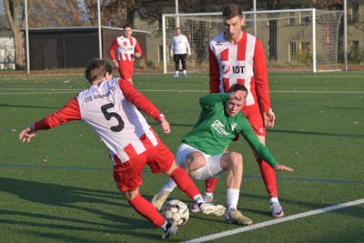 Duell der Torschützen: Lucas Walther(l.), der für den VfB doppelt traf, beharkt sich hier mit Thalheims Ian Schenker, der einen Treffer erzielte. Thomas Haase schaut zu.