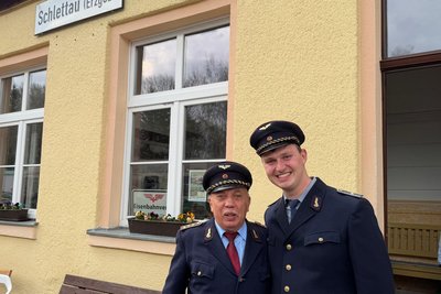 Im Bahnhof Schlettau kümmern sich die Mitglieder des Museumsbahnhofvereins liebevoll um die Fahrgäste. Vereinschef Jochen Meyer (l.) begrüßt Philipp Hoffmann, Chef von Gleisglück.