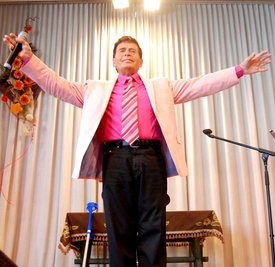 Eberhard Hertel meldet sich zurück: Nach drei Jahren ist sein neues Album "Wir feiern ab heute das Leben" auf dem Markt. Auch zwei Duette mit Tochter Stefanie sind mit dabei.