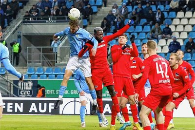 CFC-Spieler Tim Campulka versuchte es mit dem Kopf. 