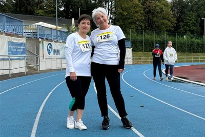 Annett Westermann (l.) und Ute Reimer-Liebers von der Landkreis Mittweida Krankenhaus gGmbH liefen mit.