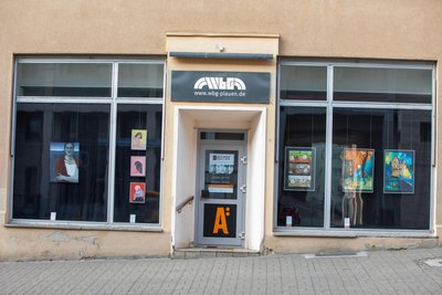In den Schaufenstern der Plauener Bahnhofstraße 35 stellen Künstlerinnen aus. Eine Sanierung ist aktuell nicht in Sicht.