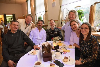 Alexander Hinke (Mitte) aus Morgenröthe-Rautenkranz kam mit seinen Familienmitgliedern aus dem Vogtland und Stollberg in den Gasthof zum Walfisch nach Zwota, um Sänger Thomas „Rups“ Unger (dritter von links) zu erleben.