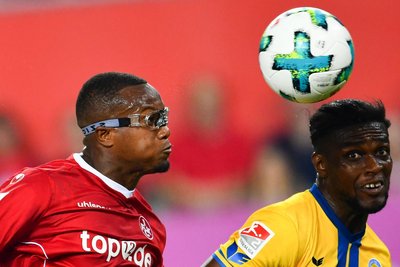 In Kaiserslautern spielte Gervane Kastaneer (l) mit einer Spezialbrille. (Archivbild)