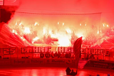 Pyrotechnik-Show in der Heine-Kurve: Die Eispiraten-Fans zündeten vor dem ersten Bully ein Feuerwerk.