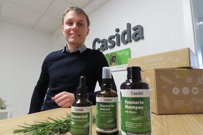 Apotheker und Firmenchef Alexander Helm und sein Team von Casida haben eine Haarpflegeserie entwickelt, die auf die Kraft der Kräuter baut. Die Anwendung soll Haarausfall stoppen und das Wachstum neuer Haare anregen.