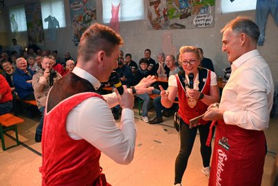 Schnick schnack, schnuck um den Generalschlüssel: Madeleine Kurras zockt mit Robert Jost, Bürgermeister Reiner Hentschel verfolgt die Auslosung.