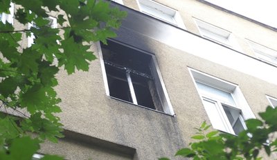 Früher Fundbüro - heute Sorgenkind: Das Haus an der Theaterstraße verkommt immer mehr. Die Brände vom Wochenende haben Rußspuren hinterlassen.
