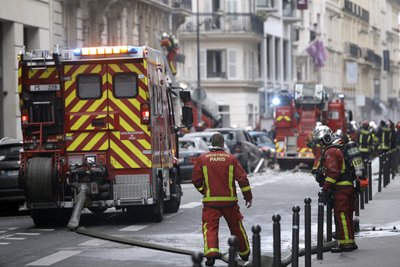 Feuerwehrleute Arbeiten nach der Explosion in einer Bäckerei in der Rue de Traverse. In einer Bäckerei im Zentrum von Paris hat es am Morgen eine Explosion gegeben.