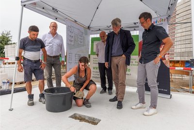 Der Grundstein ist gelegt. Im Bild: Bauleiter Peter Fürl, Architekt Thomas Schindler, Matthias Faensen, Projektleiter Olek Weber und Maurer-Auszubildende Raja Hilgert.