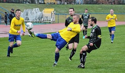 Der einzige Nachteil: Reichenbach muss auf seinen Knipser Niclas Schmelzer (am Ball) verzichten , der verletzungsbedingt ausfällt. 
