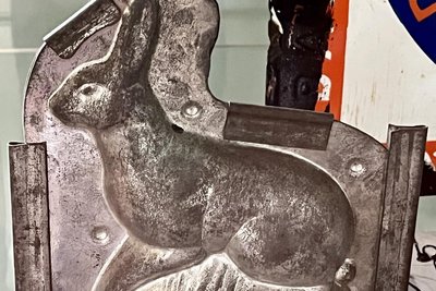 Diese Osterhasen-Form ist zurzeit in der Sonderschau „Sammelsurium“ im Museum Schloss Schwarzenberg zu sehen.