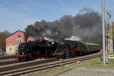 In Schwarzenberg trafen sich gleich zwei Dampfzüge: zwei 86er der Press ziehen ihren Zug nach Karlsbad, die 58er fährt Richtung Buchholz aus.