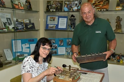 Thorald Meisel, Initiator des Zwotaer Mundart- und Erlebnisraumes, und Steffi Sandner an einem historischen Stimmtisch. 