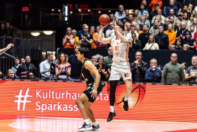 YORDAN MINCHEV: Das Bild passt zu seiner Leistung. Er war zwar da, hat sich aber meist irgendwie versteckt. Trotz seiner sechs Rebounds ein seltsam blutleerer Auftritt des zuvor so auffälligen und starken Bulgaren. Note: 3.