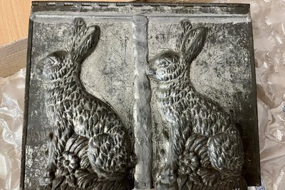 Bei dieser Form aus der Kutzscherfabrik Schwarzenberg hat der Osterhase ein Schwarzenberger Edelweiß am Pfötchen.