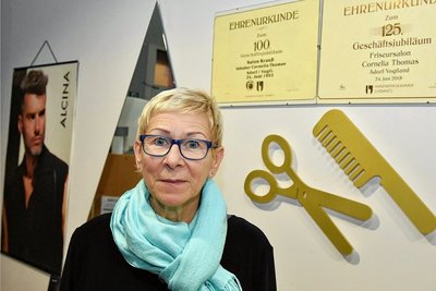 In vierter Familiengeneration hat Cornelia Thomas 32 Jahre lang den Friseursalon in Adorf geführt. Jetzt geht sie in den Ruhestand.