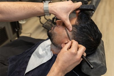 Ahmad Said kann mit dem Rasiermesser geschickt umgehen. Der 30-jährige Kurde betreibt in Auerbach einen Barbershop.