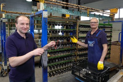 In der Gazima GmbH Grünhain könnte die Form eine neue glänzende Beschichtung erhalten. Firmenchef Jörg Zimmermann (l.) will sich das mal ansehen.