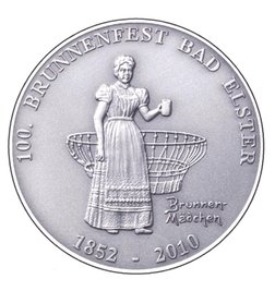 
              <p class="artikelinhalt">Das Brunnenmädchen ziert die Medaille zum 100. Brunnenfest Bad Elster. Helmut Schneider</p>
            