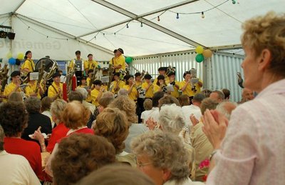 
              <p class="artikelinhalt">Mitklatschen und -singen war beim Großen Pfingst- und Musikfest in Milkau am Wochenende angesagt: Die gastgebenden Schalmeien (im Bild) und weitere Gastkapellen sorgten für Stimmung. </p>
            
