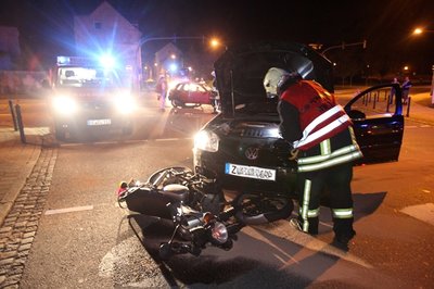 Zwei Menschen sind am Dienstagabend bei einem Unfall in Meerane schwer verletzt worden.