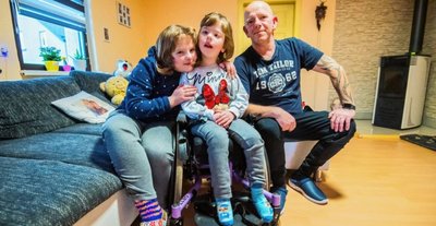 Lilli, Lina und Vater Mirko Heinz sind ein Trio, das gut miteinander auskommt. Die siebenjährige Lina sitzt im Rolli. "Und doch ist sie der Boss bei uns Zuhause", sagt der Papa voller Stolz. 