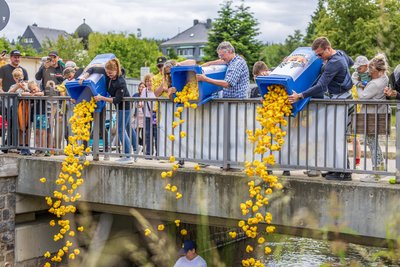 Ab ins Wasser: Der Start für das Entenrennen in Thalheim.