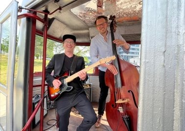 Die Musiker Thomas Hübl und Adrian Kehlbach (von links).