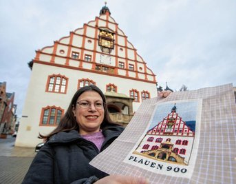 Zum 900-jährigen Jubiläum der Stadt hat Wahl-Plauenerin Nicoleta Seidel eine aufwendige Stickerei des Plauener Rathauses angefertigt.