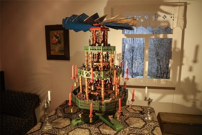 Zur Ausstellung „Weihnachtswelten“ im Schloßbergmuseum gehört der Nachbau einer historischen Küche mit Pyramide.