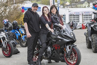 Sarina Barthmann aus Lauta, hier mit Vater Heiko und Mutter Manuela, hat sich eine neue Suzuki gekauft. Sie freut sich auf die Erzgebirgstouren. Fahrtraining ist auch eingeplant.