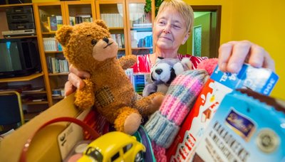 Für die diesjährige Weihnachtspäckchenaktion der Siebenten-Tags-Adventisten aus Neukirchen erhoffen sich Gemeindemitglieder wie Birgit Pfüller wieder viele Spender und Spenden. Unterstützt werden damit sozial schwache Kinder in Süd- und Osteuropa. 