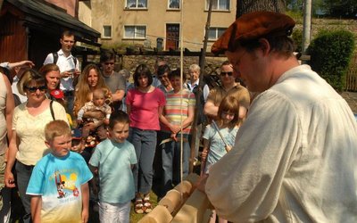 
              <p class="artikelinhalt">Mühlentag: Dicht umringt von Schaulustigen war Dirk Pigorsch im Außengelände der Spanziehmühle Grünhainichen. Er arbeitete an einer historischen Drechselbank, die mit Muskelkraft angetrieben wird. </p>
            