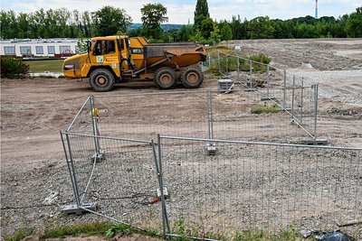 Auf dem Gelände neben dem Terra-Nova-Campus soll die neue Schule entstehen. Die Fläche ist vorbereitet, nun stockt es aber. 