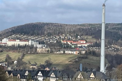 Weithin sichtbar ist der Schornstein der Nickelhütte.