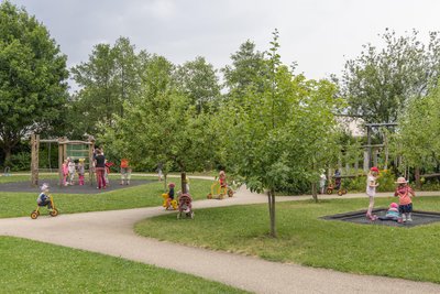Die große Außenanlage bietet für die 120 Kinder – vom Zweijährigen bis zum Viertklässler – viel Platz zum Spielen und Toben.