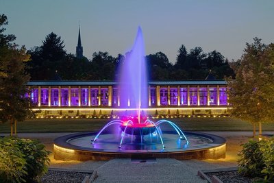 Gebäude wie die Kunstwandelhalle (im Bild), Wasserspiele und Parkanlagen wurden mit moderner Technik illuminiert.