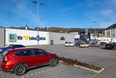 Beinahe so leer wie der Parkplatz sind derzeit auch die Regale bei Edeka Meisel.