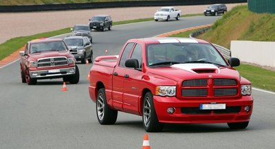 Tonnenschwere Eleganz auf vier Rädern: Die Dodge-Freunde fuhren auf dem Sachsenring und probierten sich auch im Slalom.