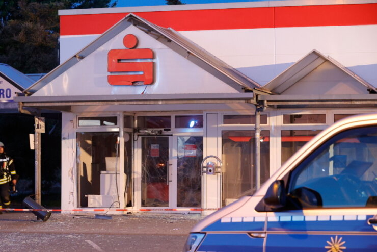Oberlichtenau: Unbekannte sprengen Geldautomaten - Polizei sucht Zeugen