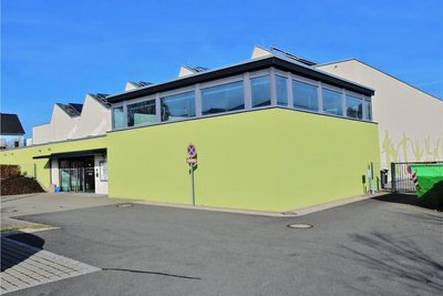 Auch die Dreifeldsporthalle mit Thermosolar- und PV-Anlage sowie Passivhausstandard kann besichtigt werden. 