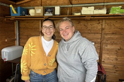 Marie Mehner und Franzi Sproß verkaufen zum Happy-Brook-Festival Brötchen und Aufschnitte sowie Kaffee von einer Limbacher Bäckerei auf dem Zeltplatz.