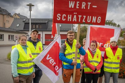 Gewerkschaftssekretärin Sina Rothe (r.) hat mit Mitarbeitenden vor der Rettungswache in Thum gestreikt.