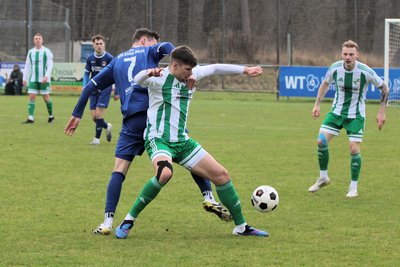 Zweikampf um den Ball zwischen Thalheims Stürmer Luca Groß (vorn) und dem Riesaer Carlo Schmidt.