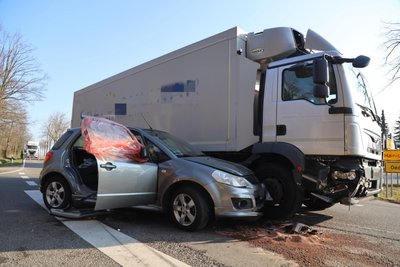 Erst kürzlich kollidierte ein Pkw auf der Kreuzung „Räuberschänke“ mit einem Lkw.