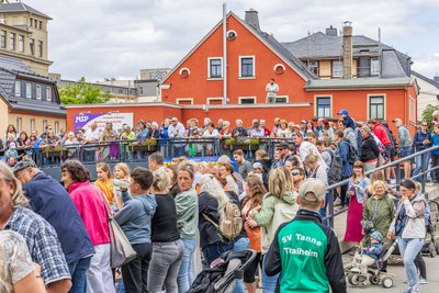 Viele Besucher säumten zum Entenrennen das Ufer der Zwönitz.