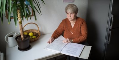 Christine Feister aus Kirschau ist verärgert: Sie wollte mit 63 abschlagsfrei in Rente gehen, weil sie 45 Versicherungsjahre vorweisen kann. Nun will die Rentenversicherung Zeiten der Arbeitslosigkeit in den letzten zwei Jahren vor Rentenbeginn nicht anrechnen. Das Problem: Sie wurde nach Schließung ihres Betriebes in eine Transfergesellschaft übernommen und danach arbeitslos. Diese Zeit will die Rentenversicherung aber nicht anerkennen, sodass Frau Feister 7,2 Prozent weniger Rente erhalten würde. Dagegen ist sie in Widerspruch gegangen.