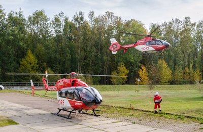 Drei Rettungshubschrauber brachten Verletzte ins Krankenhaus. 