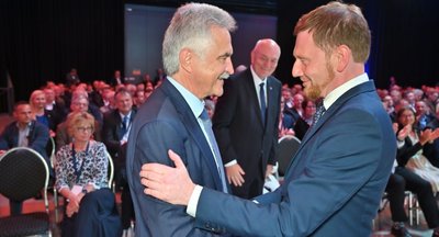 Ministerpräsident Michael Kretschmer (rechts) verabschiedete Hans-Joachim Wunderlich offiziell.